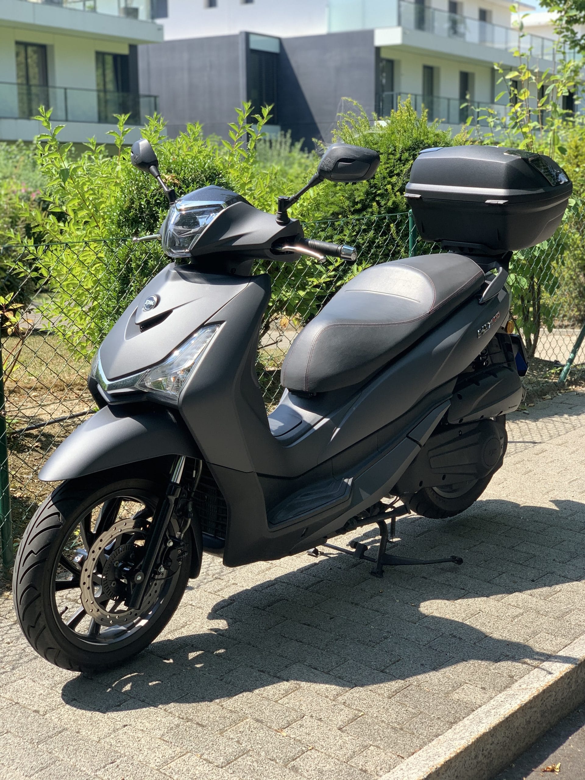 Sym HD300i Noir mat Sym HD300i noir mat - Scooter sur trottoir à Genève