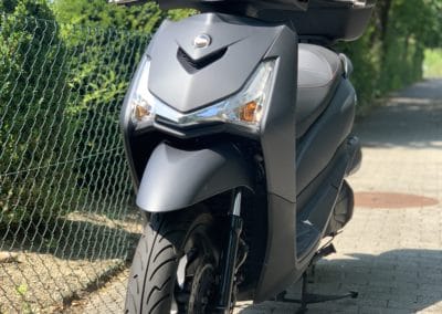 Sym HD300 vu avant sur trottoir de Genève